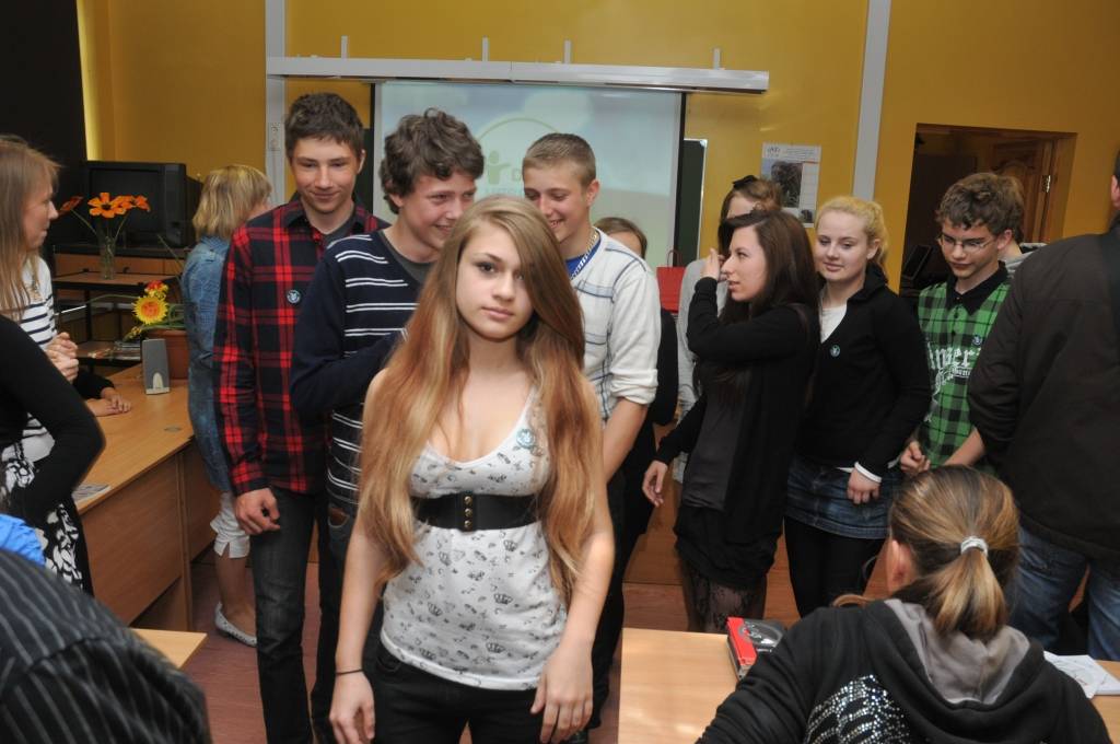 Otrdien, 17. maijā, pasākuma "Veselīga diena" laikā ar titula "Nesmēķējošā klase 2010/2011" iegūšanu tika sveikta Liepājas Raiņa 6. vidusskolas 7.c klase.
Sveikt audzēkņus bija ieradusies Veselības inspekcijas pārstāve Ilze Burtniece,...
Autors: ReKurZeme, portāls