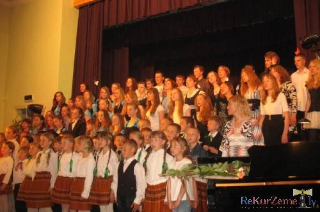13. maijā Durbes kultūras namā notika 2. Durbes novada skolu sadziedāšanās un sadejošanās svētki.
Autors: ReKurZeme, portāls