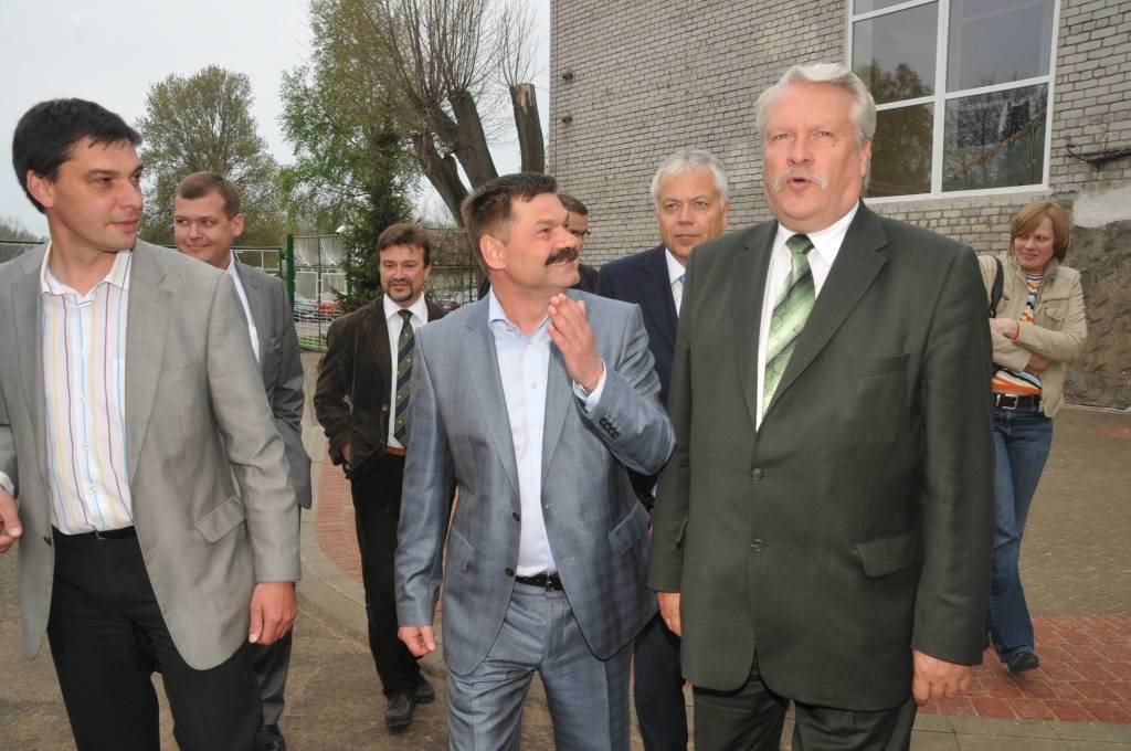 Piektdien Liepājā viesojās zemkopības ministrs Jānis Dūklavs. Viņš apmeklēja zivju pārstrādes uzņēmumu „Kolumbija” un tikās ar Liepājas apkaimes zvejniekiem.
Autors: ReKurZeme, portāls