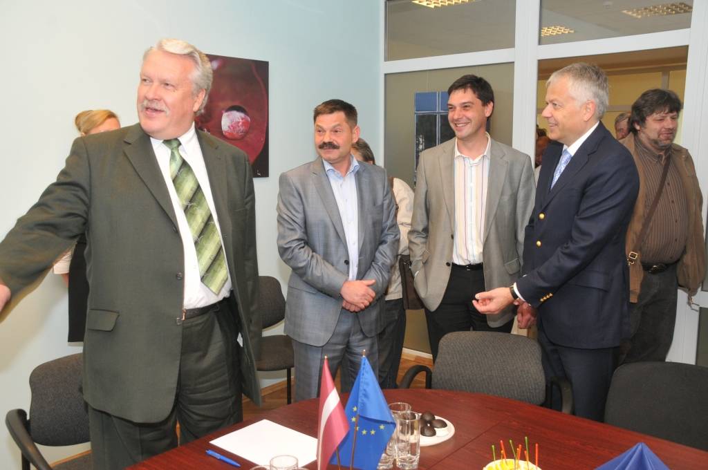 Piektdien Liepājā viesojās zemkopības ministrs Jānis Dūklavs. Viņš apmeklēja zivju pārstrādes uzņēmumu „Kolumbija” un tikās ar Liepājas apkaimes zvejniekiem.
Autors: ReKurZeme, portāls