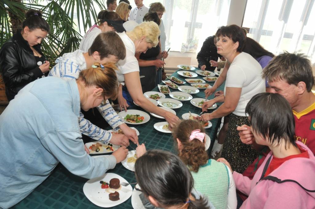 Aizvadītajās Pavārdienās  Cīravas arodvidusskolā varēja nobaudīt visdažādākos ēdienus. Pasākumā piedalījās arī pavāri no pērn Latvijā labākā viesnīcu restorāna "Desiderata".

Plašāk lasiet "Kursas Laika" 13. maija numurā.
Autors: ReKurZeme, portāls