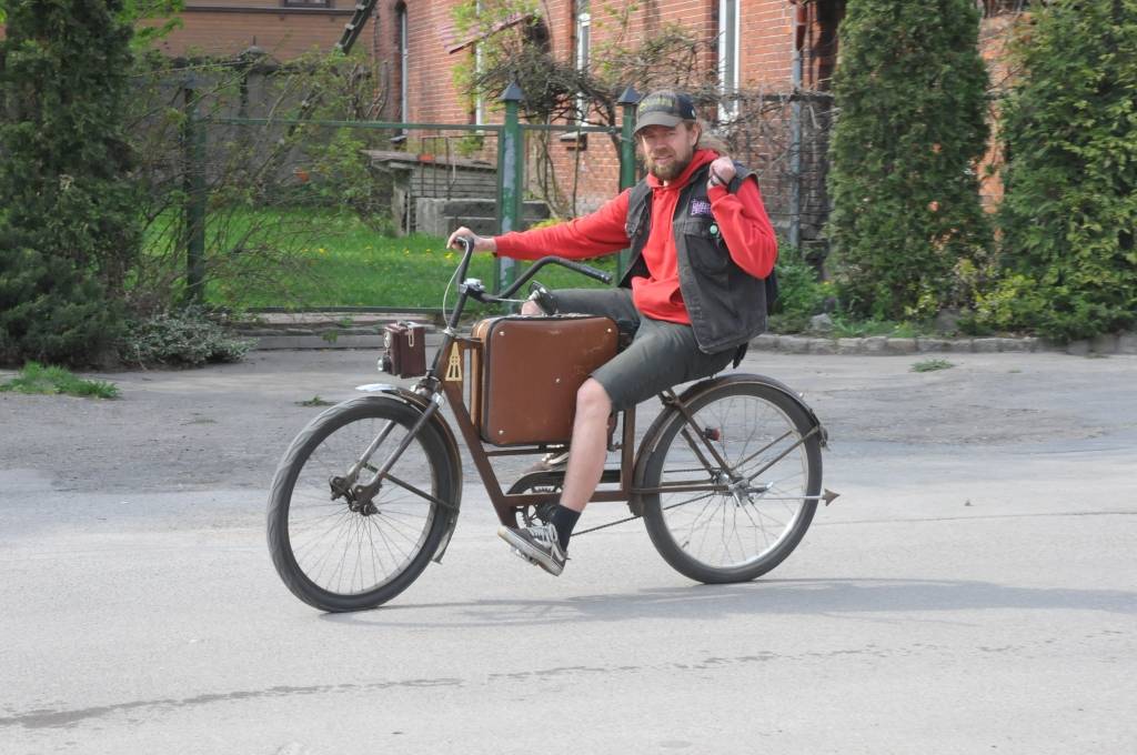 No 9. līdz 14. maijam Liepājā Promenādes vecajā angārā notiek biedrības "Radi vidi pats" rīkotās Ērmriteņu darbnīcas. Dalībnieki no vecām velosipēdu detaļām meistaru pavadībā jau šobrīd gatavo jaunus braucamrīkus. Darbnīcās top braucamrīki...
Autors: ReKurZeme, portāls