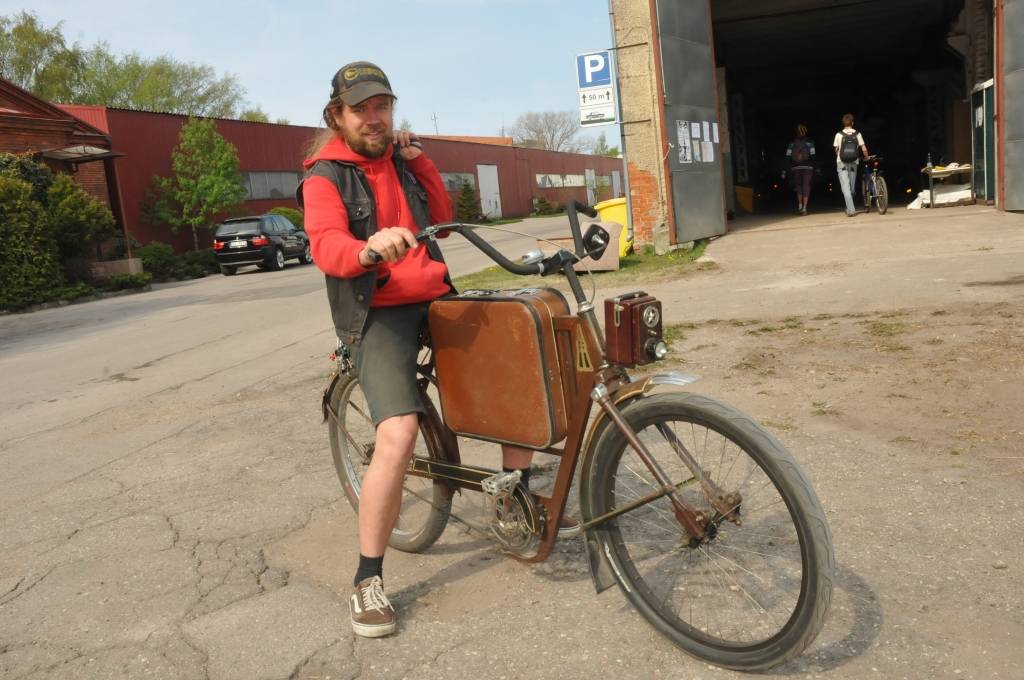 No 9. līdz 14. maijam Liepājā Promenādes vecajā angārā notiek biedrības "Radi vidi pats" rīkotās Ērmriteņu darbnīcas. Dalībnieki no vecām velosipēdu detaļām meistaru pavadībā jau šobrīd gatavo jaunus braucamrīkus. Darbnīcās top braucamrīki...
Autors: ReKurZeme, portāls