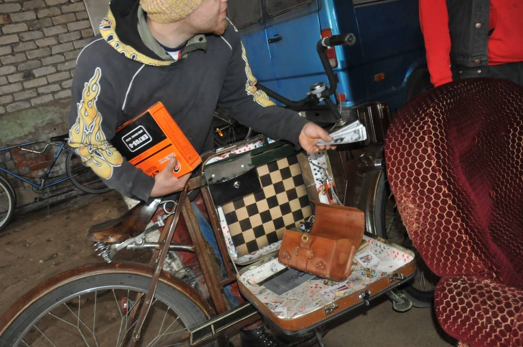No 9. līdz 14. maijam Liepājā Promenādes vecajā angārā notiek biedrības "Radi vidi pats" rīkotās Ērmriteņu darbnīcas. Dalībnieki no vecām velosipēdu detaļām meistaru pavadībā jau šobrīd gatavo jaunus braucamrīkus. Darbnīcās top braucamrīki...
Autors: ReKurZeme, portāls