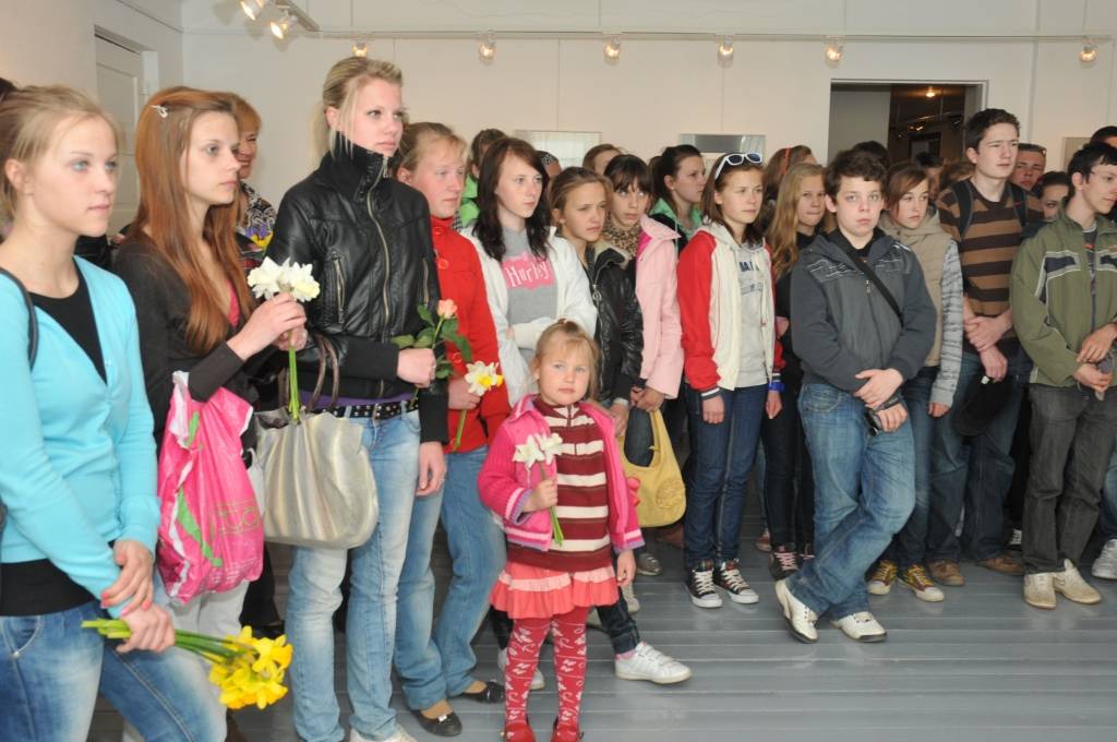 Aizputes vidusskolas audzēknes Kristiānas Bērziņas personālizstādē skatāmi ap pussimts zīmējumu.
Atklājot izstādi, Aizputes novadpētniecības muzeja izstāžu zāle bija cilvēku pilna. Lielākā publikas daļa bija Kristiānas vienaudži. Viņi...
Autors: ReKurZeme, portāls