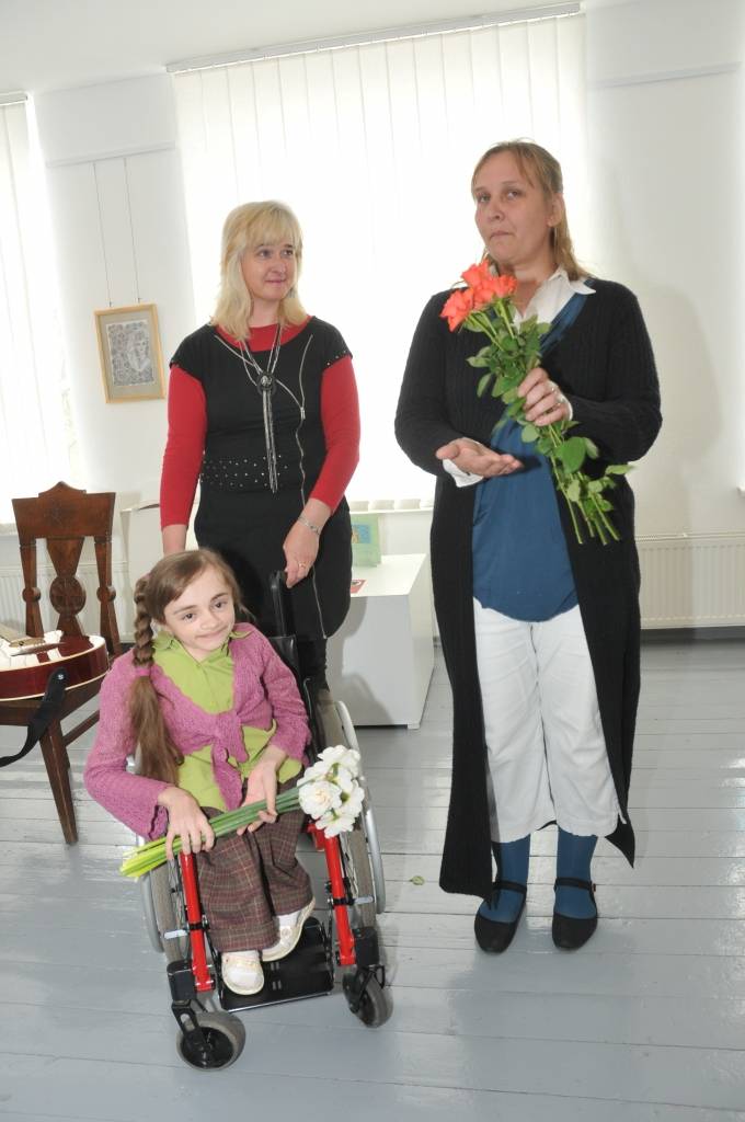 Aizputes vidusskolas audzēknes Kristiānas Bērziņas personālizstādē skatāmi ap pussimts zīmējumu.
Atklājot izstādi, Aizputes novadpētniecības muzeja izstāžu zāle bija cilvēku pilna. Lielākā publikas daļa bija Kristiānas vienaudži. Viņi...
Autors: ReKurZeme, portāls