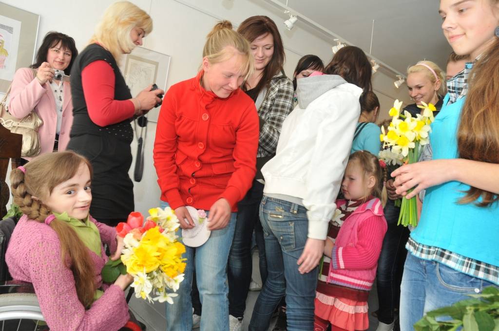 Aizputes vidusskolas audzēknes Kristiānas Bērziņas personālizstādē skatāmi ap pussimts zīmējumu.
Atklājot izstādi, Aizputes novadpētniecības muzeja izstāžu zāle bija cilvēku pilna. Lielākā publikas daļa bija Kristiānas vienaudži. Viņi...
Autors: ReKurZeme, portāls