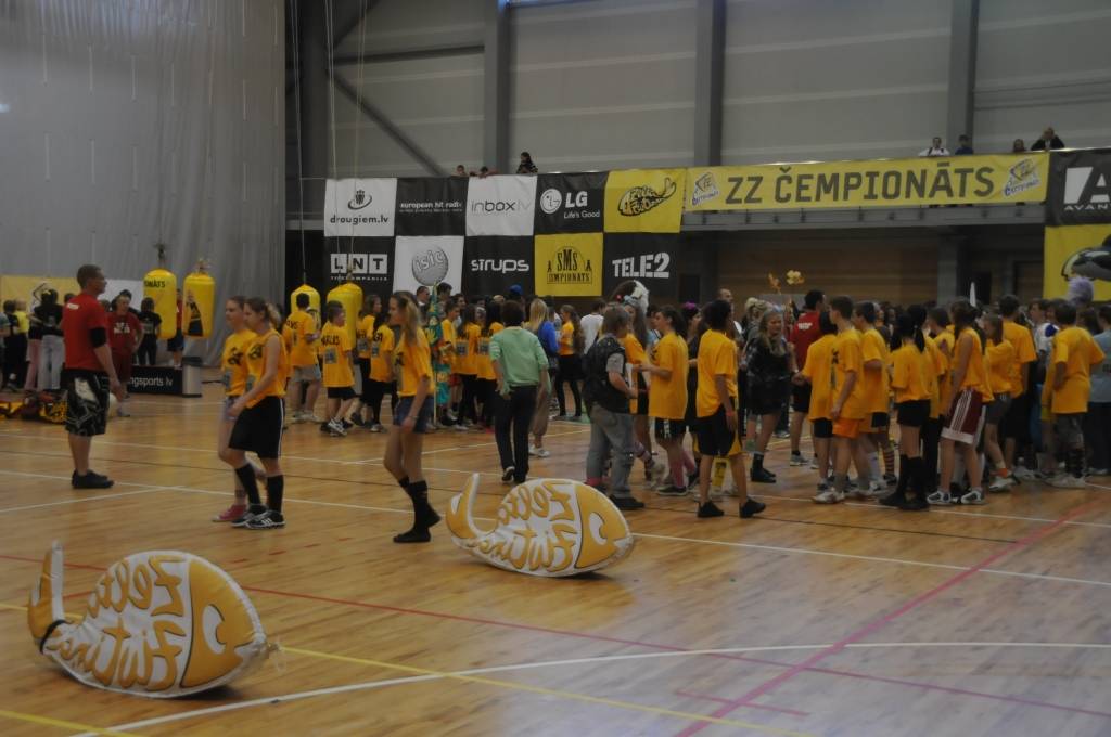 Pirmdien Liepājas Olimpiskajā centrā notiek „ZZ ČEMPIONĀTA” Liepājas posms. Tās ir trakas sacensības starp klasēm visā Latvijā, kurās pārbaudot drosmi, cīņassparu, atjautību, radošumu un klases vienotību, ZELTA ZIVTIŅA dāvā neaizmirstamus...
Autors: ReKurZeme, portāls