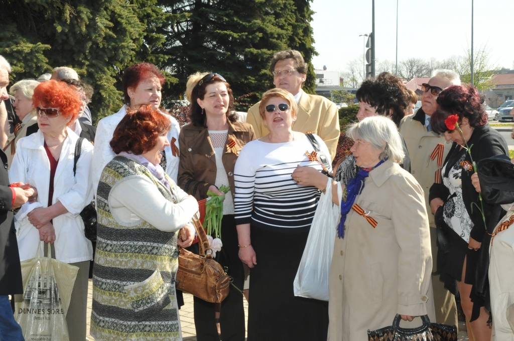 Pirmdien pie pieminekļa Liepājas aizstāvjiem notika atceres pasākums par godu Otrā pasaules kara beigām, atzīmējot Krievijā plaši svinēto Uzvaras dienu. Portāls novēroja, ka ziedus nolika vairāki simti cilvēku, tai skaitā Saeimas deputāts...
Autors: ReKurZeme, portāls