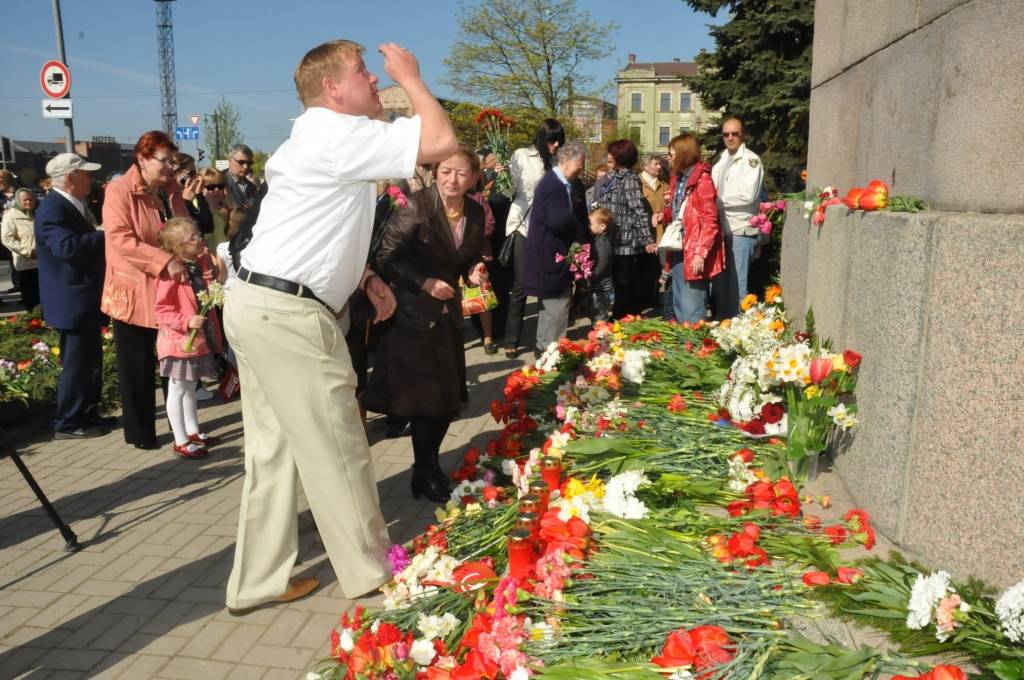 Pirmdien pie pieminekļa Liepājas aizstāvjiem notika atceres pasākums par godu Otrā pasaules kara beigām, atzīmējot Krievijā plaši svinēto Uzvaras dienu. Portāls novēroja, ka ziedus nolika vairāki simti cilvēku, tai skaitā Saeimas deputāts...
Autors: ReKurZeme, portāls