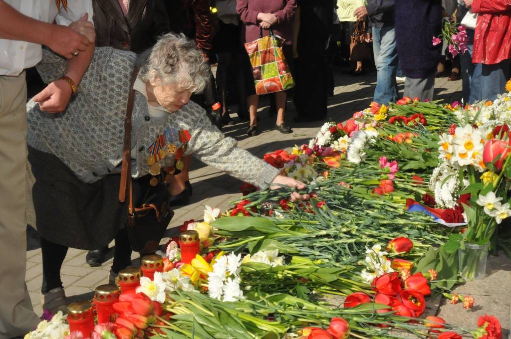 Pirmdien pie pieminekļa Liepājas aizstāvjiem notika atceres pasākums par godu Otrā pasaules kara beigām, atzīmējot Krievijā plaši svinēto Uzvaras dienu. Portāls novēroja, ka ziedus nolika vairāki simti cilvēku, tai skaitā Saeimas deputāts...
Autors: ReKurZeme, portāls