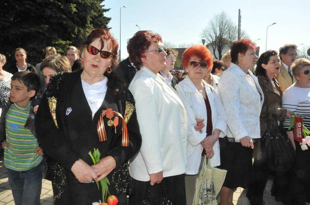 Pirmdien pie pieminekļa Liepājas aizstāvjiem notika atceres pasākums par godu Otrā pasaules kara beigām, atzīmējot Krievijā plaši svinēto Uzvaras dienu. Portāls novēroja, ka ziedus nolika vairāki simti cilvēku, tai skaitā Saeimas deputāts...
Autors: ReKurZeme, portāls