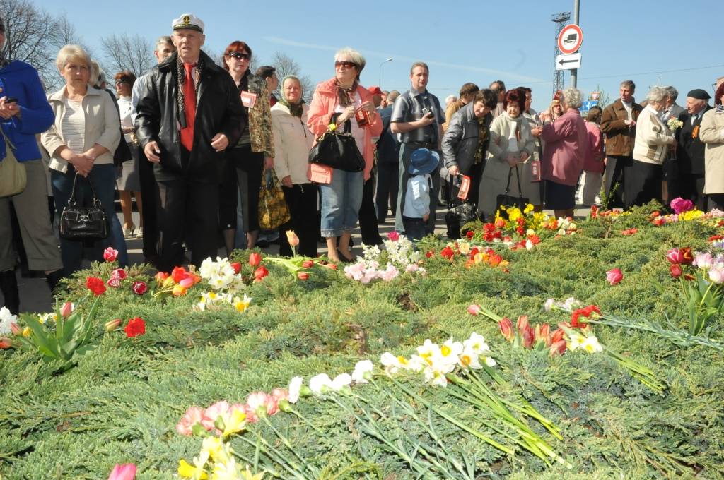 Pirmdien pie pieminekļa Liepājas aizstāvjiem notika atceres pasākums par godu Otrā pasaules kara beigām, atzīmējot Krievijā plaši svinēto Uzvaras dienu. Portāls novēroja, ka ziedus nolika vairāki simti cilvēku, tai skaitā Saeimas deputāts...
Autors: ReKurZeme, portāls