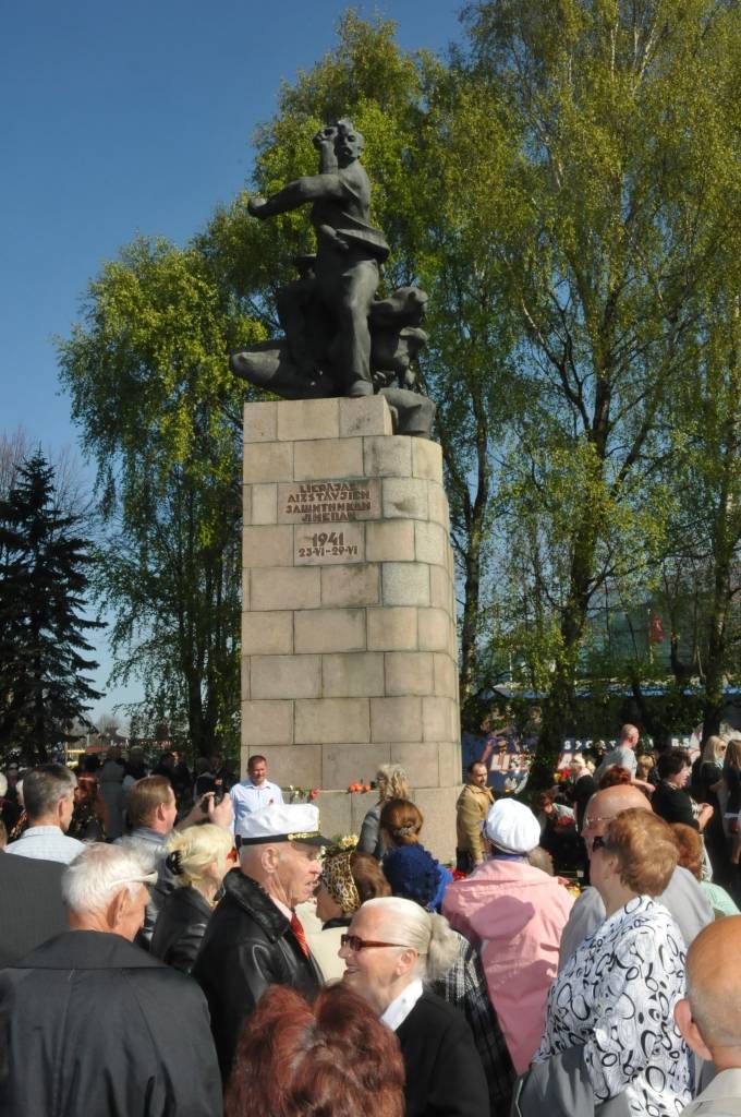 Pirmdien pie pieminekļa Liepājas aizstāvjiem notika atceres pasākums par godu Otrā pasaules kara beigām, atzīmējot Krievijā plaši svinēto Uzvaras dienu. Portāls novēroja, ka ziedus nolika vairāki simti cilvēku, tai skaitā Saeimas deputāts...
Autors: ReKurZeme, portāls