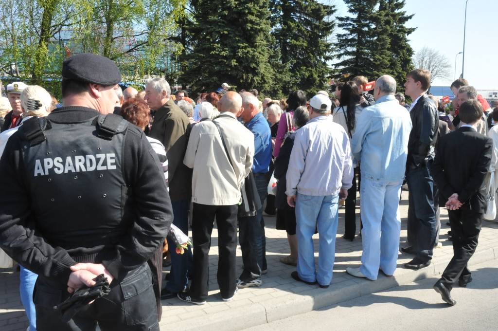 Pirmdien pie pieminekļa Liepājas aizstāvjiem notika atceres pasākums par godu Otrā pasaules kara beigām, atzīmējot Krievijā plaši svinēto Uzvaras dienu. Portāls novēroja, ka ziedus nolika vairāki simti cilvēku, tai skaitā Saeimas deputāts...
Autors: ReKurZeme, portāls