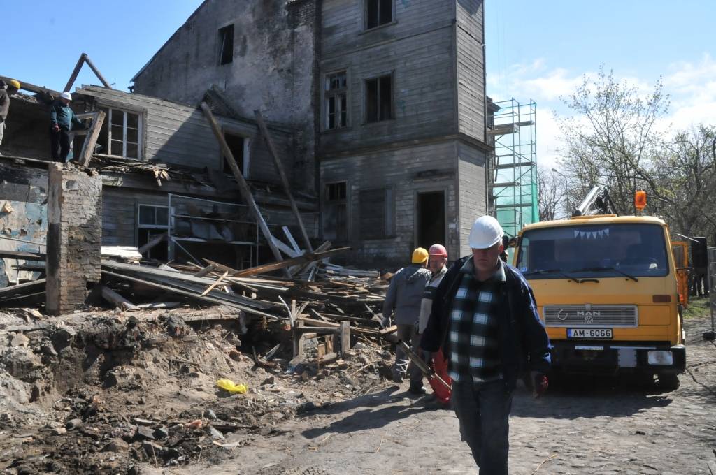 Šobrīd tiek demontēta ēka Krišjāņa Valdemāra ielā 32b.

Konkursā par tās nojaukšanu uzvarēja SIA "Liepājas Celtniecības kompānija".

Demontāža jāveic divu mēnešu laikā.

Tomēr, kā ziņots, Valsts kultūras pieminekļu aizsardzības inspekcija...
Autors: ReKurZeme, portāls
