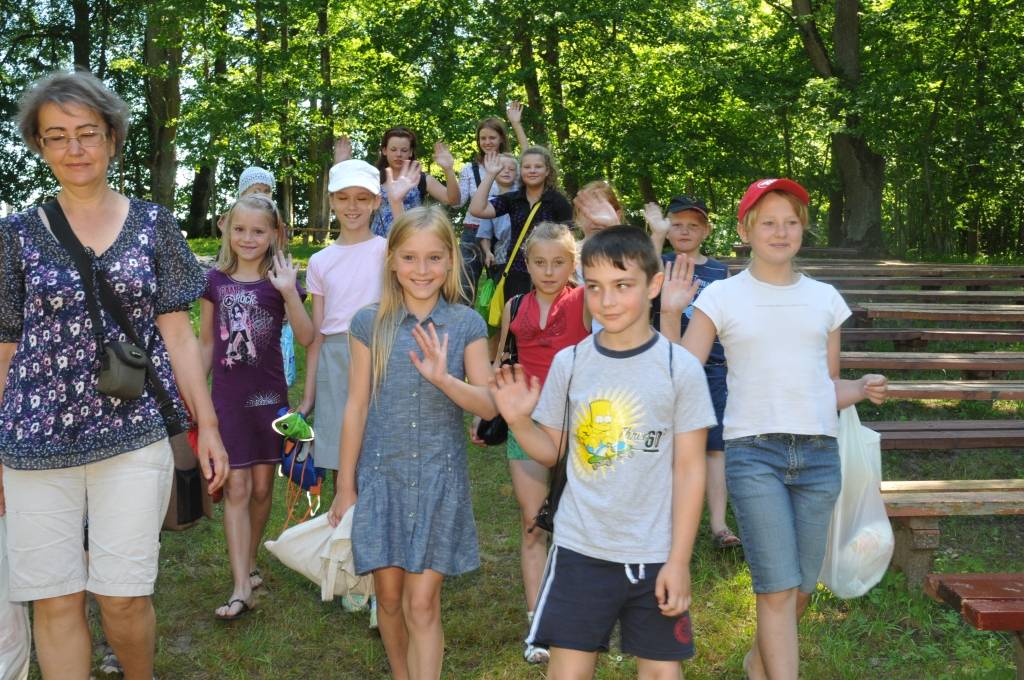 Trešdien Pāvilostas pilsētā un Upesmuižas parkā svin Bērnu svētkus, kas nosaukti Pāvila vārdā.
Ciemos ieradušies Bērnu žūrijas eksperti - čaklie grāmatu lasītāji un vērtētāji no Vērgales, Cīravas un Kalvenes, kā arī lasīt veicināšanas...
Autors: ReKurZeme, portāls