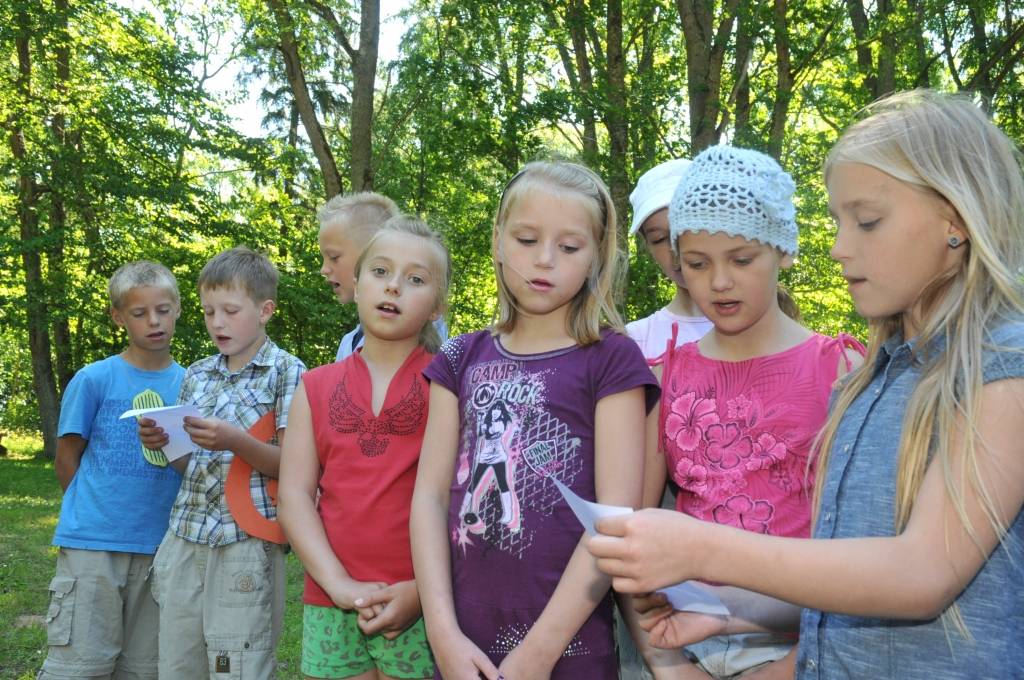 Trešdien Pāvilostas pilsētā un Upesmuižas parkā svin Bērnu svētkus, kas nosaukti Pāvila vārdā.
Ciemos ieradušies Bērnu žūrijas eksperti - čaklie grāmatu lasītāji un vērtētāji no Vērgales, Cīravas un Kalvenes, kā arī lasīt veicināšanas...
Autors: ReKurZeme, portāls