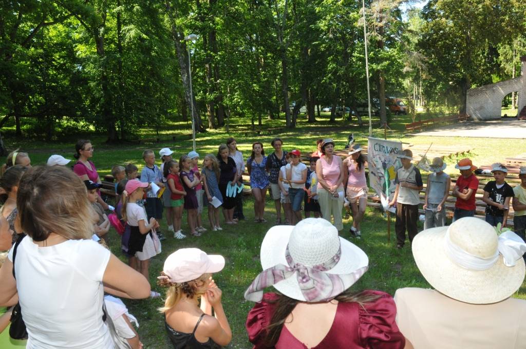 Trešdien Pāvilostas pilsētā un Upesmuižas parkā svin Bērnu svētkus, kas nosaukti Pāvila vārdā.
Ciemos ieradušies Bērnu žūrijas eksperti - čaklie grāmatu lasītāji un vērtētāji no Vērgales, Cīravas un Kalvenes, kā arī lasīt veicināšanas...
Autors: ReKurZeme, portāls