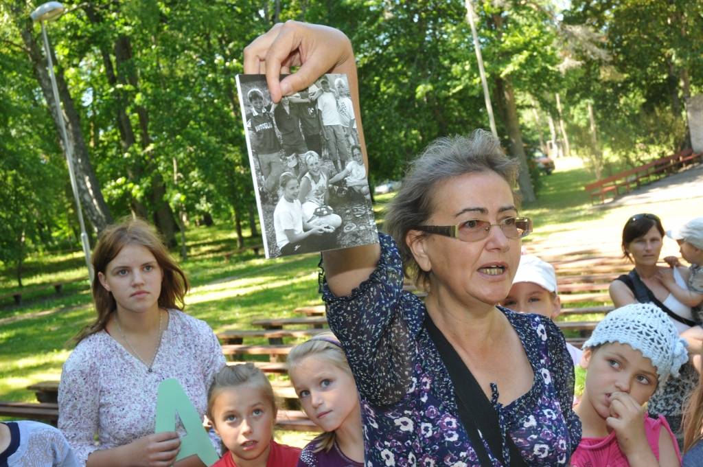 Trešdien Pāvilostas pilsētā un Upesmuižas parkā svin Bērnu svētkus, kas nosaukti Pāvila vārdā.
Ciemos ieradušies Bērnu žūrijas eksperti - čaklie grāmatu lasītāji un vērtētāji no Vērgales, Cīravas un Kalvenes, kā arī lasīt veicināšanas...
Autors: ReKurZeme, portāls