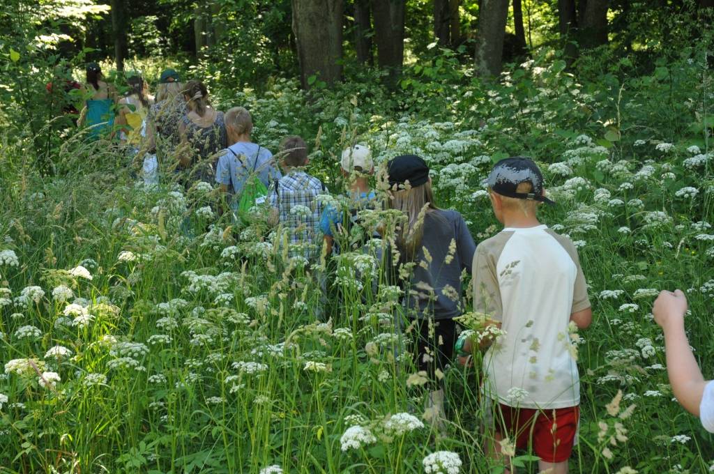 Trešdien Pāvilostas pilsētā un Upesmuižas parkā svin Bērnu svētkus, kas nosaukti Pāvila vārdā.
Ciemos ieradušies Bērnu žūrijas eksperti - čaklie grāmatu lasītāji un vērtētāji no Vērgales, Cīravas un Kalvenes, kā arī lasīt veicināšanas...
Autors: ReKurZeme, portāls