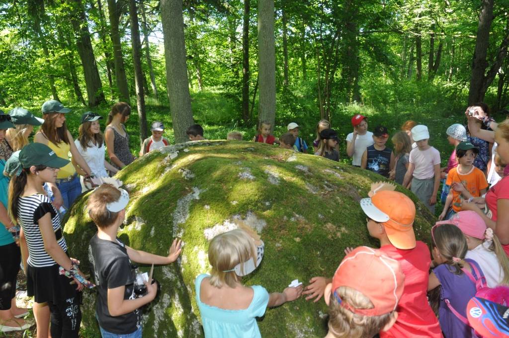 Trešdien Pāvilostas pilsētā un Upesmuižas parkā svin Bērnu svētkus, kas nosaukti Pāvila vārdā.
Ciemos ieradušies Bērnu žūrijas eksperti - čaklie grāmatu lasītāji un vērtētāji no Vērgales, Cīravas un Kalvenes, kā arī lasīt veicināšanas...
Autors: ReKurZeme, portāls