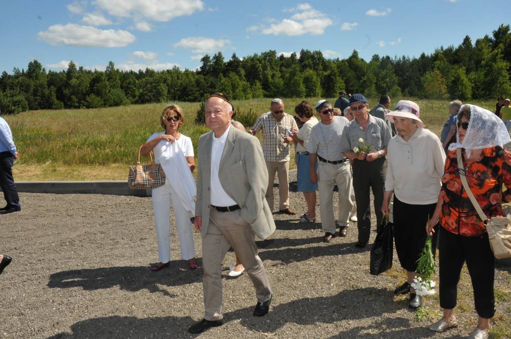 Pieminot 70. gadadienu kopš Latvijā sākās holokausts pret ebreju tautu, memoriālā Šķēdes kāpās otrdien notika piemiņas brīdis. To apmeklēja gan Liepājas ebreju kopienas pārstāvji, gan viesi no Izraēlas, Vācijas un Amerikas. Aizlūgumu...
Autors: ReKurZeme, portāls