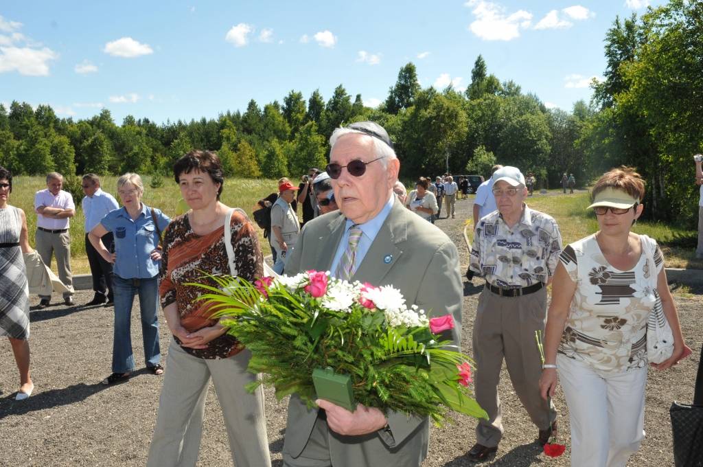 Pieminot 70. gadadienu kopš Latvijā sākās holokausts pret ebreju tautu, memoriālā Šķēdes kāpās otrdien notika piemiņas brīdis. To apmeklēja gan Liepājas ebreju kopienas pārstāvji, gan viesi no Izraēlas, Vācijas un Amerikas. Aizlūgumu...
Autors: ReKurZeme, portāls