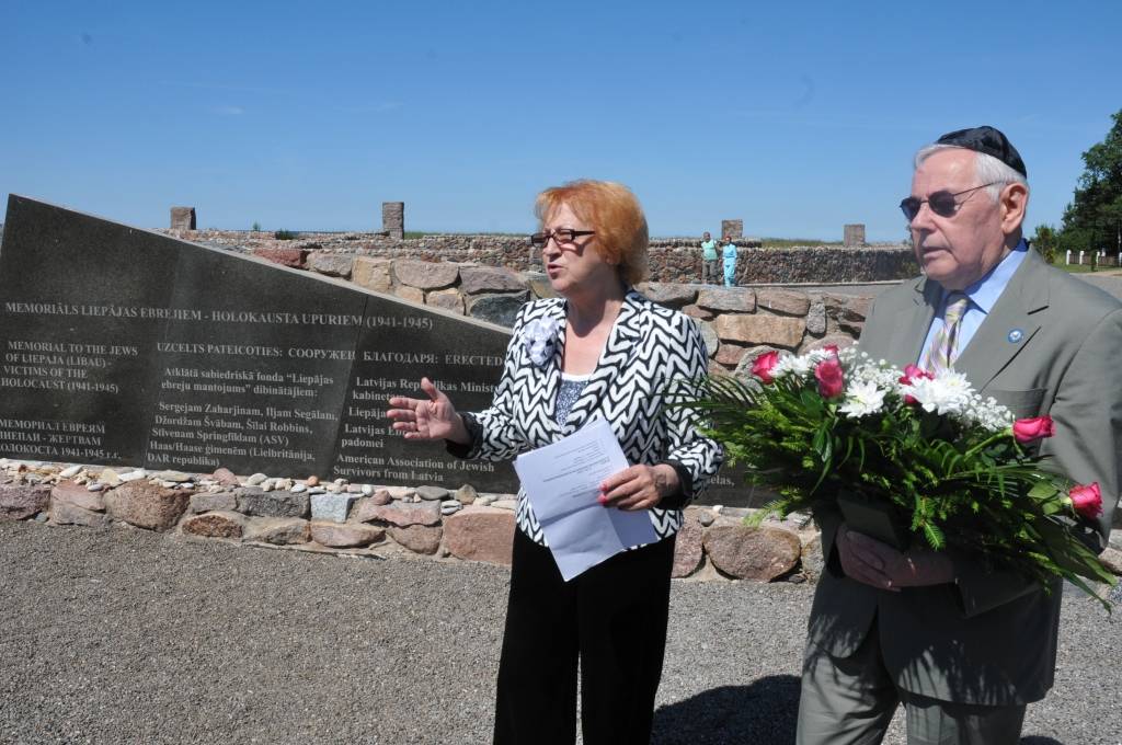 Pieminot 70. gadadienu kopš Latvijā sākās holokausts pret ebreju tautu, memoriālā Šķēdes kāpās otrdien notika piemiņas brīdis. To apmeklēja gan Liepājas ebreju kopienas pārstāvji, gan viesi no Izraēlas, Vācijas un Amerikas. Aizlūgumu...
Autors: ReKurZeme, portāls