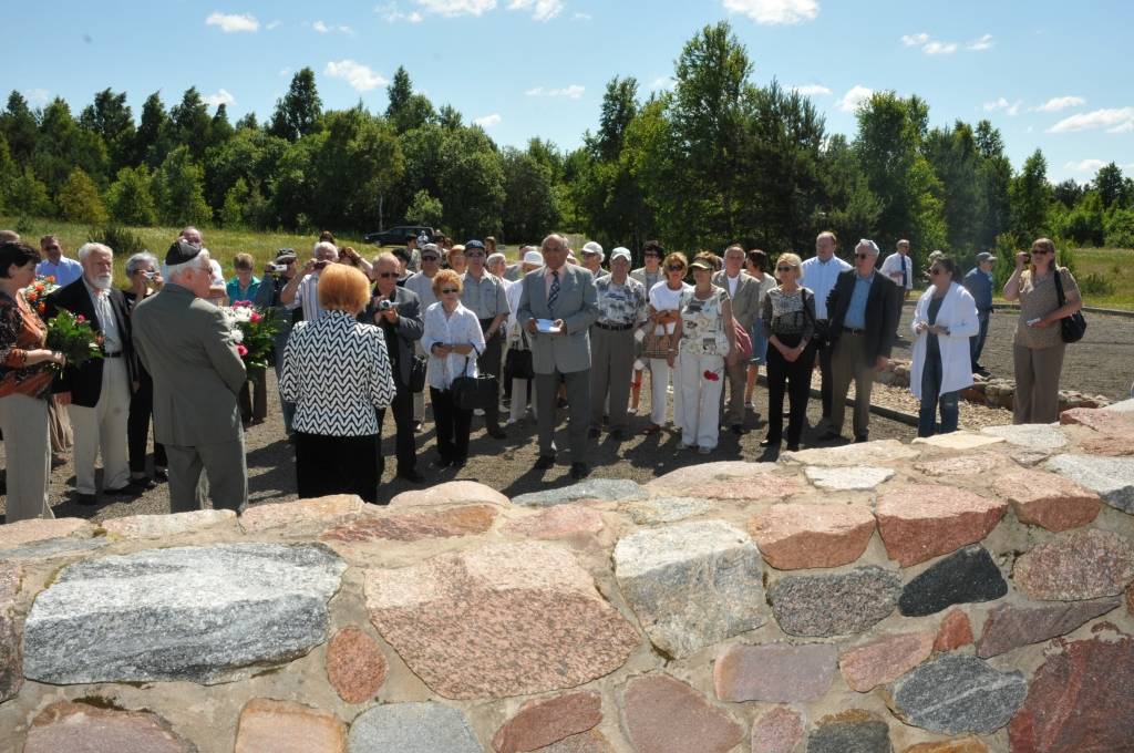 Pieminot 70. gadadienu kopš Latvijā sākās holokausts pret ebreju tautu, memoriālā Šķēdes kāpās otrdien notika piemiņas brīdis. To apmeklēja gan Liepājas ebreju kopienas pārstāvji, gan viesi no Izraēlas, Vācijas un Amerikas. Aizlūgumu...
Autors: ReKurZeme, portāls