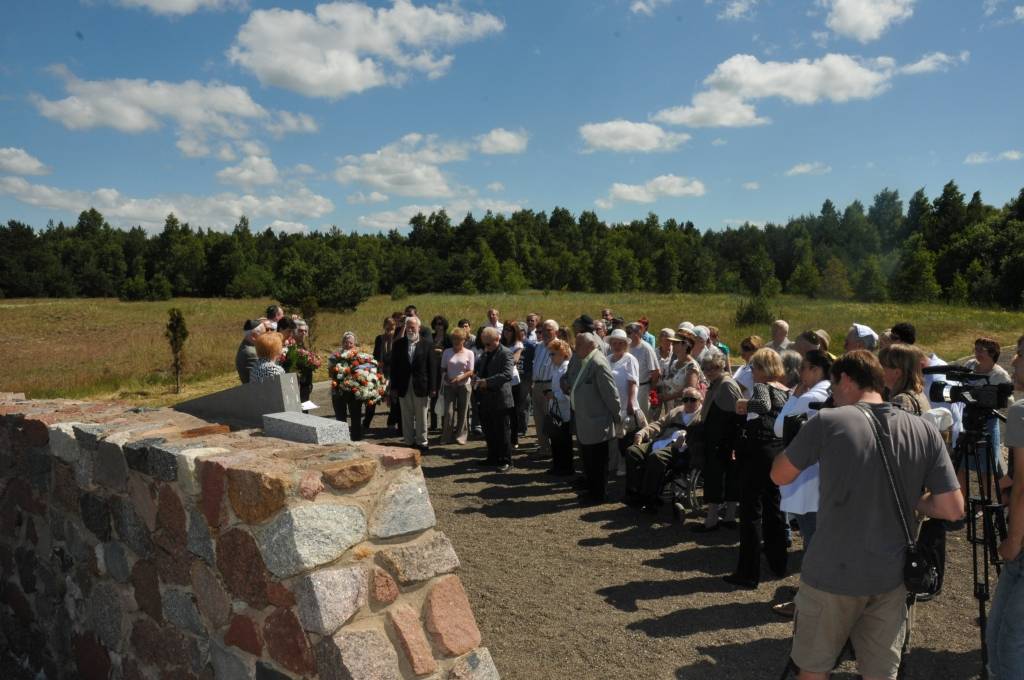Pieminot 70. gadadienu kopš Latvijā sākās holokausts pret ebreju tautu, memoriālā Šķēdes kāpās otrdien notika piemiņas brīdis. To apmeklēja gan Liepājas ebreju kopienas pārstāvji, gan viesi no Izraēlas, Vācijas un Amerikas. Aizlūgumu...
Autors: ReKurZeme, portāls