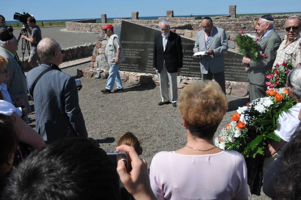 Pieminot 70. gadadienu kopš Latvijā sākās holokausts pret ebreju tautu, memoriālā Šķēdes kāpās otrdien notika piemiņas brīdis. To apmeklēja gan Liepājas ebreju kopienas pārstāvji, gan viesi no Izraēlas, Vācijas un Amerikas. Aizlūgumu...
Autors: ReKurZeme, portāls