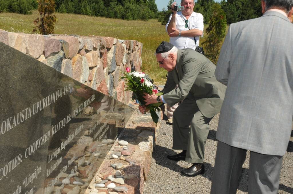 Pieminot 70. gadadienu kopš Latvijā sākās holokausts pret ebreju tautu, memoriālā Šķēdes kāpās otrdien notika piemiņas brīdis. To apmeklēja gan Liepājas ebreju kopienas pārstāvji, gan viesi no Izraēlas, Vācijas un Amerikas. Aizlūgumu...
Autors: ReKurZeme, portāls