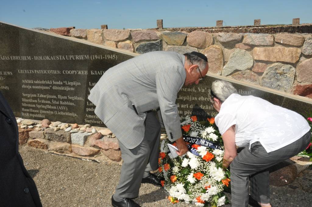 Pieminot 70. gadadienu kopš Latvijā sākās holokausts pret ebreju tautu, memoriālā Šķēdes kāpās otrdien notika piemiņas brīdis. To apmeklēja gan Liepājas ebreju kopienas pārstāvji, gan viesi no Izraēlas, Vācijas un Amerikas. Aizlūgumu...
Autors: ReKurZeme, portāls