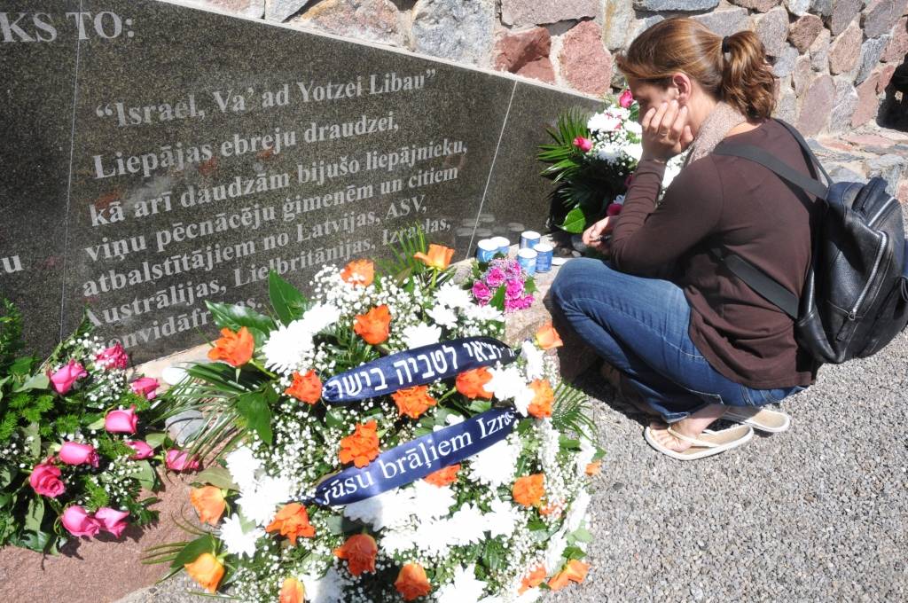 Pieminot 70. gadadienu kopš Latvijā sākās holokausts pret ebreju tautu, memoriālā Šķēdes kāpās otrdien notika piemiņas brīdis. To apmeklēja gan Liepājas ebreju kopienas pārstāvji, gan viesi no Izraēlas, Vācijas un Amerikas. Aizlūgumu...
Autors: ReKurZeme, portāls