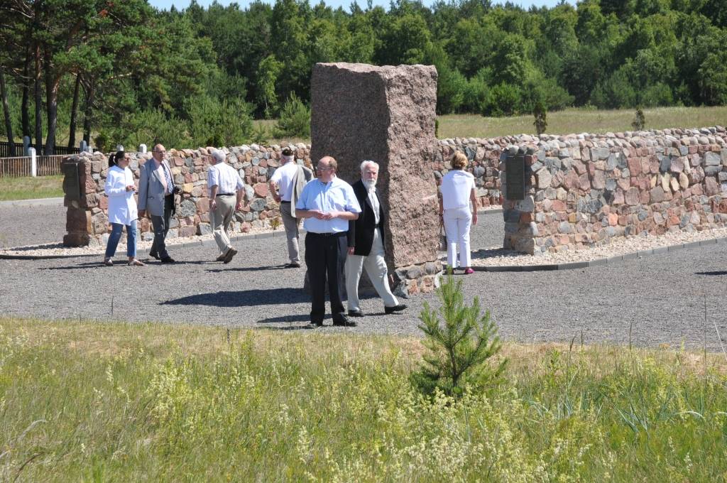 Pieminot 70. gadadienu kopš Latvijā sākās holokausts pret ebreju tautu, memoriālā Šķēdes kāpās otrdien notika piemiņas brīdis. To apmeklēja gan Liepājas ebreju kopienas pārstāvji, gan viesi no Izraēlas, Vācijas un Amerikas. Aizlūgumu...
Autors: ReKurZeme, portāls