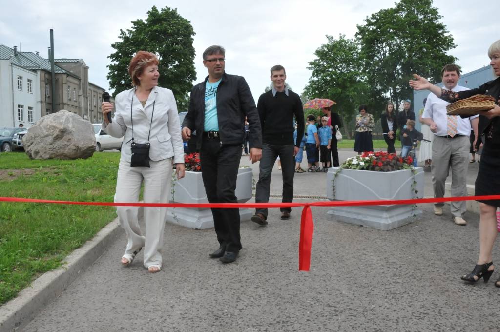 Lai Priekule veidotos par sporta un izglītības centru, kā turpinājums daudzfunkcionālajai sporta hallei, ir izveidoti futbola, tenisa, volejbola, basketbola laukumi. 22. jūnijā futbola laukumā notika atklāšanas svētki, kur pirmās...
Autors: Ilze Vainovska