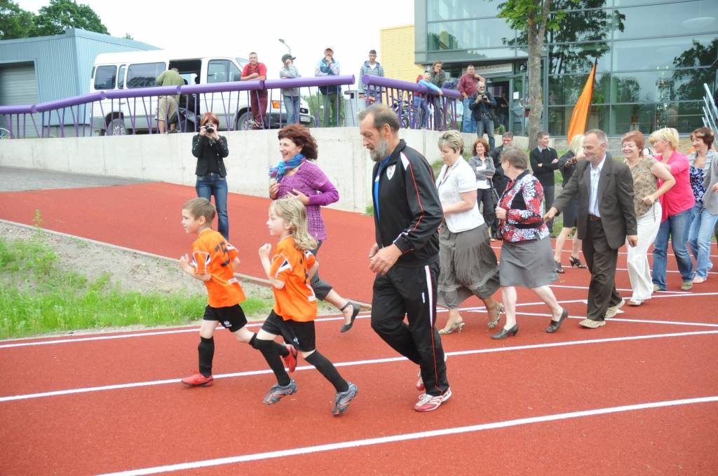 Lai Priekule veidotos par sporta un izglītības centru, kā turpinājums daudzfunkcionālajai sporta hallei, ir izveidoti futbola, tenisa, volejbola, basketbola laukumi. 22. jūnijā futbola laukumā notika atklāšanas svētki, kur pirmās...
Autors: Ilze Vainovska