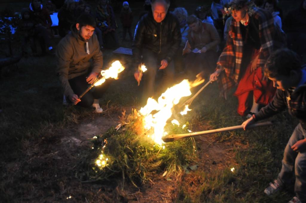 Jāņuguns iedegšana Papes Ķoņciema "Vītolniekos" .
Autors: ReKurZeme, portāls