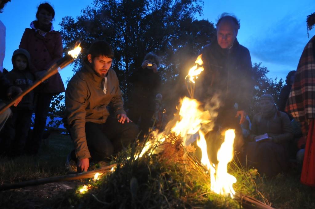 Jāņuguns iedegšana Papes Ķoņciema "Vītolniekos" .
Autors: ReKurZeme, portāls