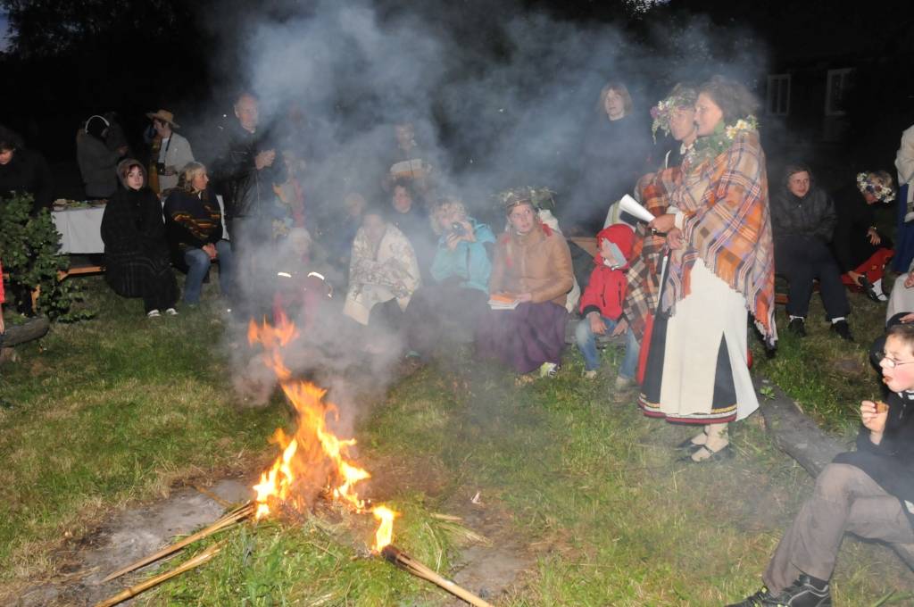 Jāņuguns iedegšana Papes Ķoņciema "Vītolniekos" .
Autors: ReKurZeme, portāls