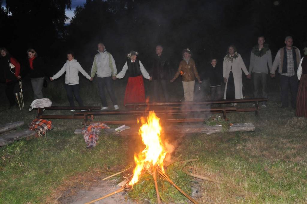 Jāņuguns iedegšana Papes Ķoņciema "Vītolniekos" .
Autors: ReKurZeme, portāls