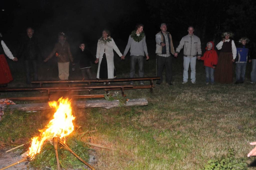 Jāņuguns iedegšana Papes Ķoņciema "Vītolniekos" .
Autors: ReKurZeme, portāls