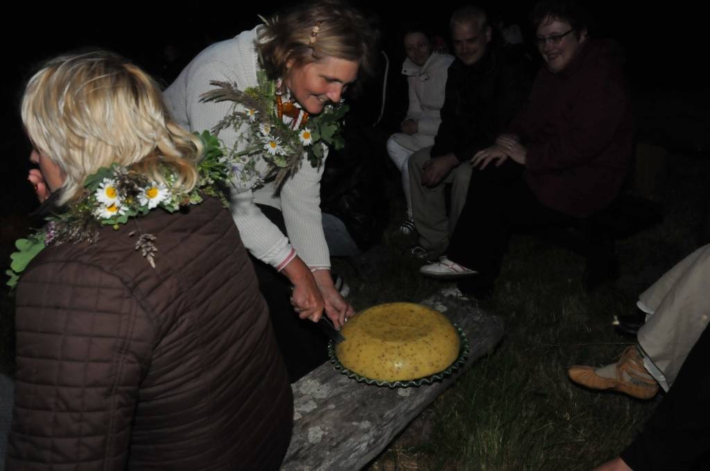 Jāņuguns iedegšana Papes Ķoņciema "Vītolniekos" .
Autors: ReKurZeme, portāls