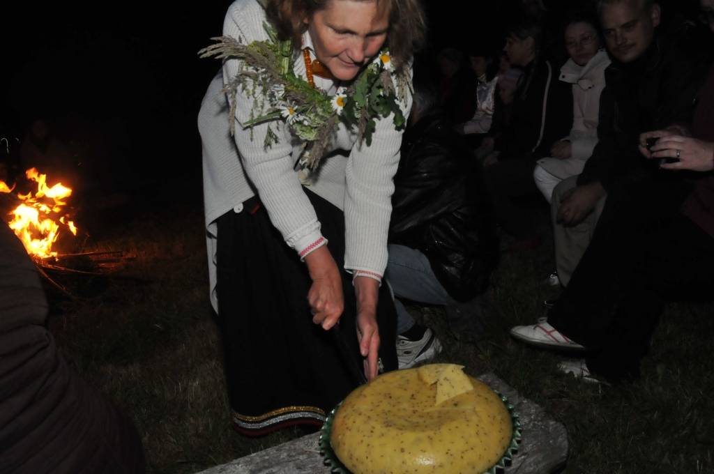 Jāņuguns iedegšana Papes Ķoņciema "Vītolniekos" .
Autors: ReKurZeme, portāls