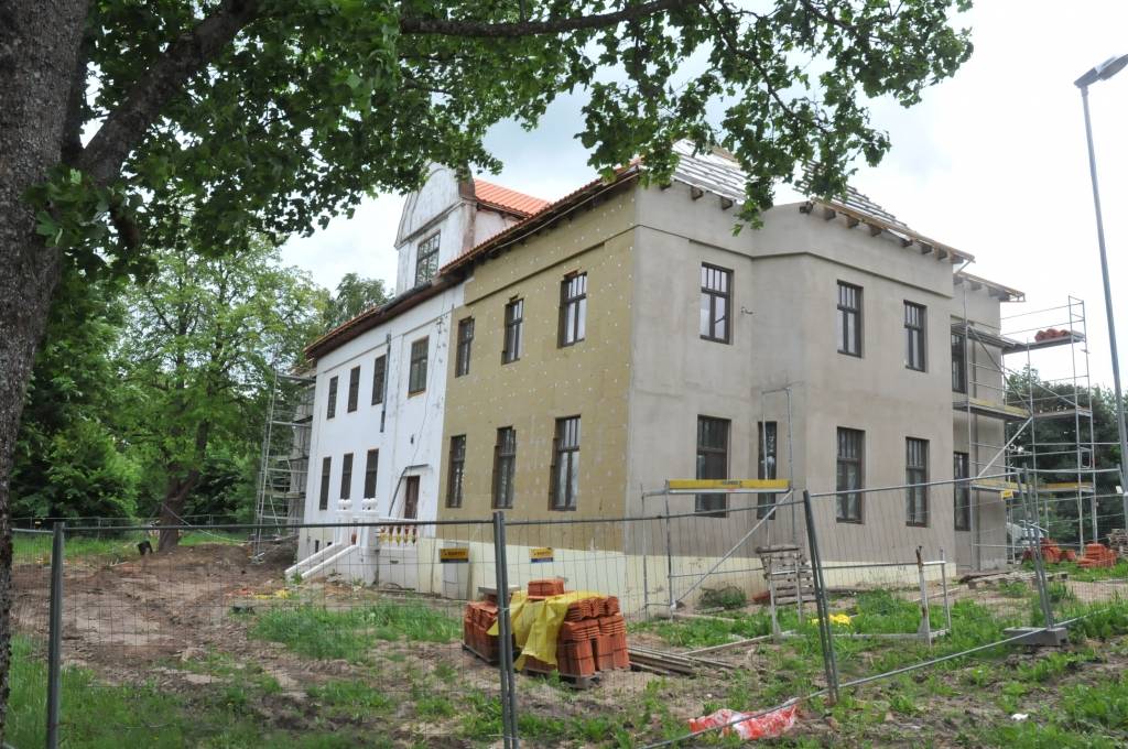 Divreiz nodošanas termiņi jau ir mainīti, nomainījies arī būvnieks, jo SIA "Kurzemes ligzda" pasludināta maksātnespēja, taču tagadējais - SIA "Sandero" - darbus sola pabeigt augustā. Ēkai ir piebūve, izbūvēts mansards, pārplānotas palātas,...
Autors: Ilze Vainovska
