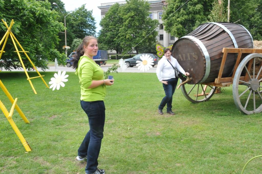 Šodien pilsētas centrā uzstādīja Līgo svētku rotājumus.
Autors: ReKurZeme, portāls