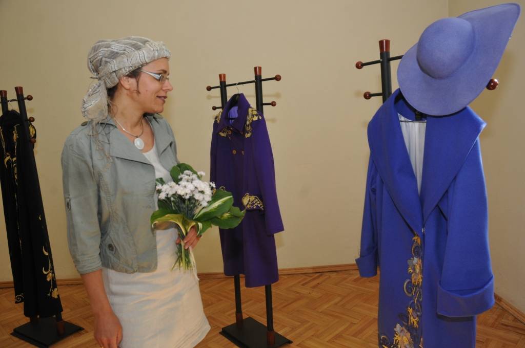 "Man pašai patīk bagātīgi rotāti tērpi,"saka māksliniece Jolanta Ozollapa savas tērpu izstādes "Dzīves pasaule" atklāšanā Liepājas muzejā. Savam ikdienas apģērbam viņa biežāk izvēloties melno krāsu, bet svētkos tērpjoties grezni un tāpat...
Autors: ReKurZeme, portāls