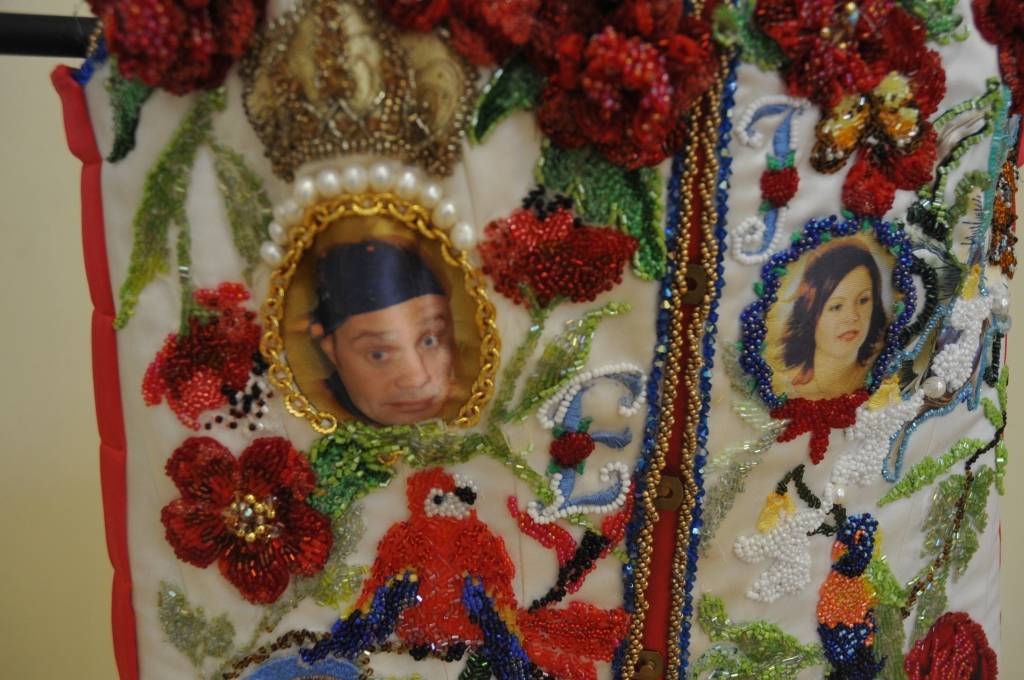 "Man pašai patīk bagātīgi rotāti tērpi,"saka māksliniece Jolanta Ozollapa savas tērpu izstādes "Dzīves pasaule" atklāšanā Liepājas muzejā. Savam ikdienas apģērbam viņa biežāk izvēloties melno krāsu, bet svētkos tērpjoties grezni un tāpat...
Autors: ReKurZeme, portāls