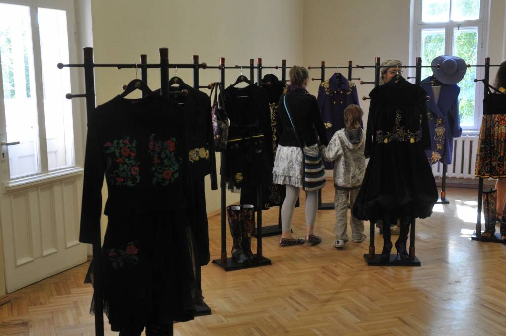 "Man pašai patīk bagātīgi rotāti tērpi,"saka māksliniece Jolanta Ozollapa savas tērpu izstādes "Dzīves pasaule" atklāšanā Liepājas muzejā. Savam ikdienas apģērbam viņa biežāk izvēloties melno krāsu, bet svētkos tērpjoties grezni un tāpat...
Autors: ReKurZeme, portāls